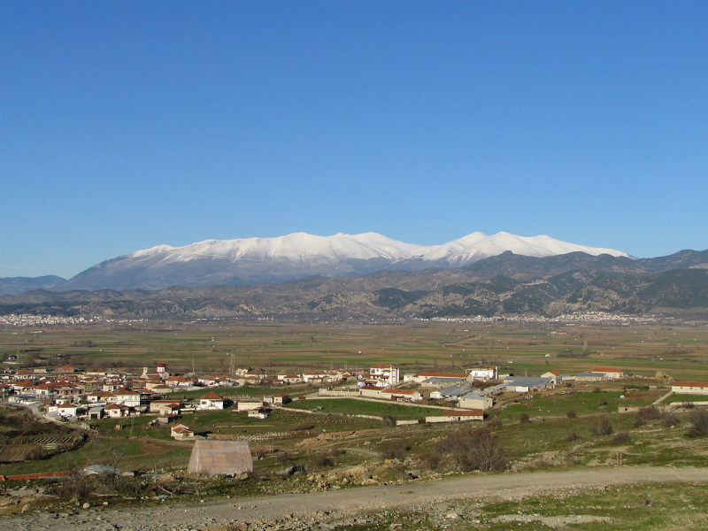 1280px-View_on_Olymbos_Mountain_with_Elassona_and_Tsaritsani _Greece