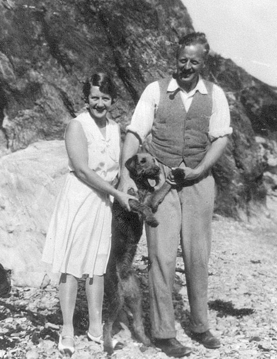 Rene_and_Felix_Gade_on_the_Landing_Beach-Large